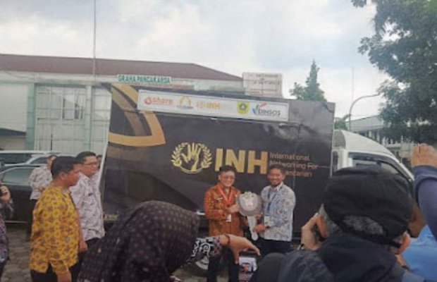 Foto: INH saat penyerahan bantuan mobil di halaman kantor Dinsos Kabupaten Bogor