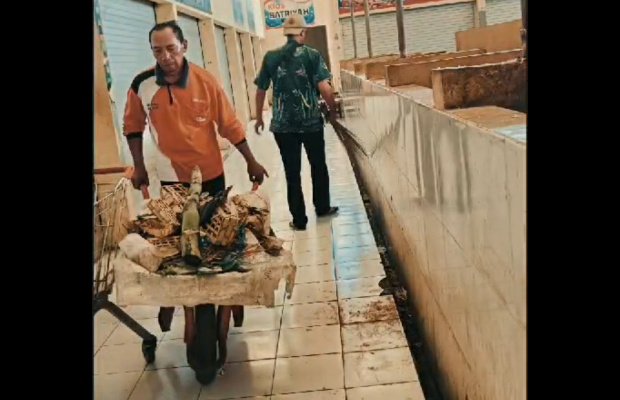 Foto: Aktivitas pembersihan rutin di pasar Klojen Lumajang