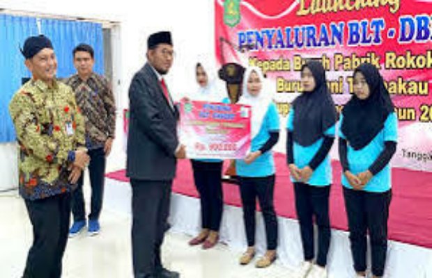 Foto: Bupati Fauzi saat menyalurkan BLT DBHCHT secara simbolis