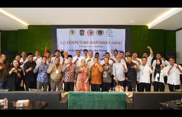 Foto: Penutupan kegiatan Uji Kompetensi Wartawan di Hall Aby Hotel Lumajang, Minggu (27/10/2024).