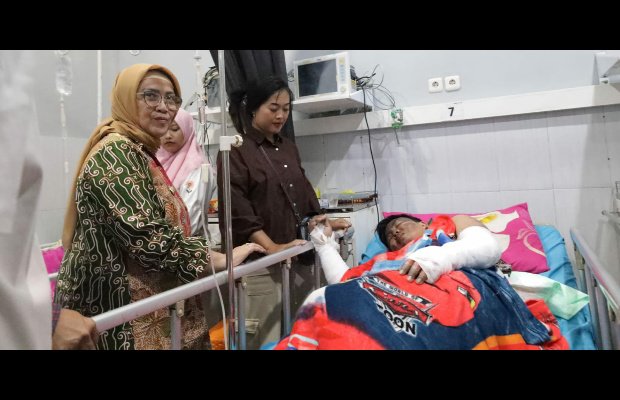 Foto: Pj. Bupati Lumajang saat berada di ruang rawat inap pasien (korban kebakaran -red).
