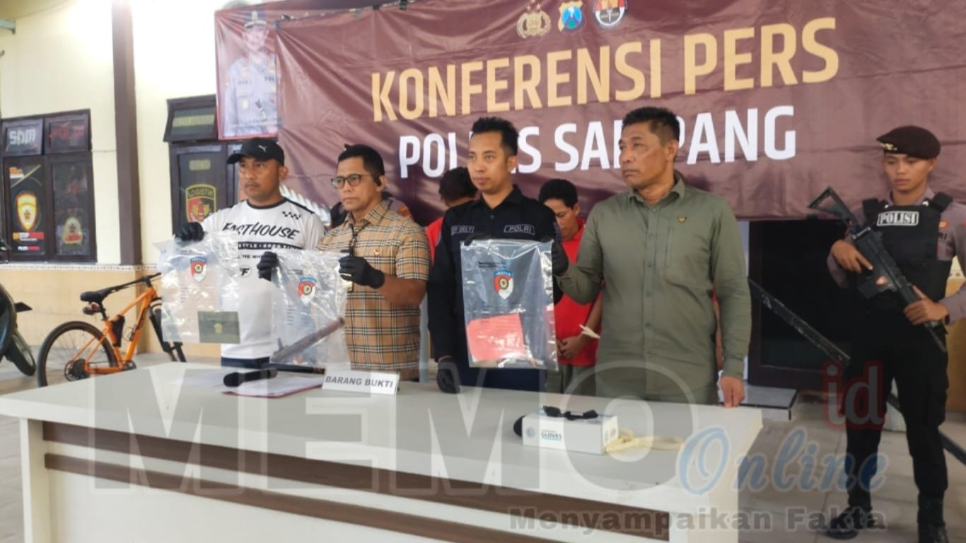 Foto: Kasat Reskrim Polres Sampang AKP Sigit Nursiyo Dwiyugo (berkacamata) saat press rilis di Polres Sampang