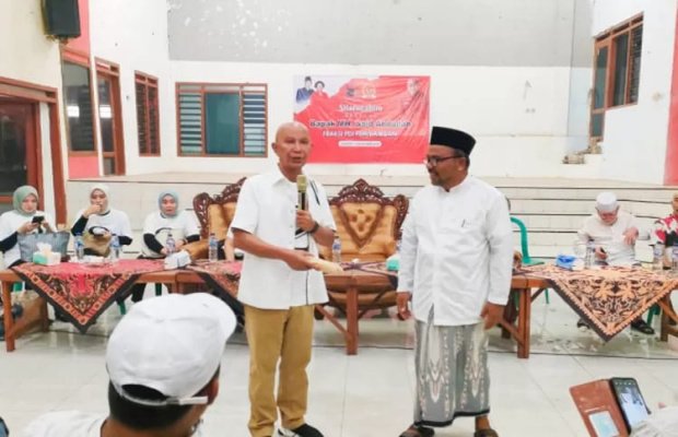 Foto: Said Abdullah saat memberikan bantuan
