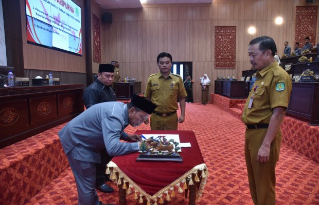 Foto: Pengesahan Rancangan APBD 2025 (by. Ibnu)