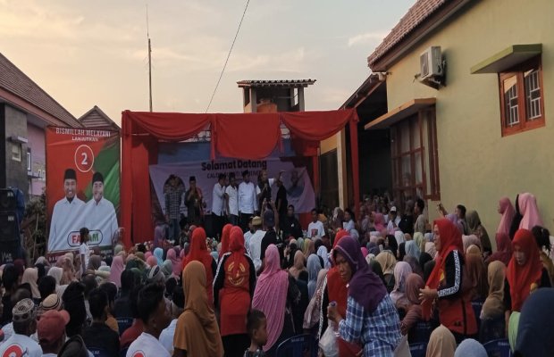 Foto: Ribuan Emak-Emak di Desa Sepeken saat memberikan Dukungan Achmad Fauzi Melanjutkan ‘Bismillah Melayani’ Jilid 2