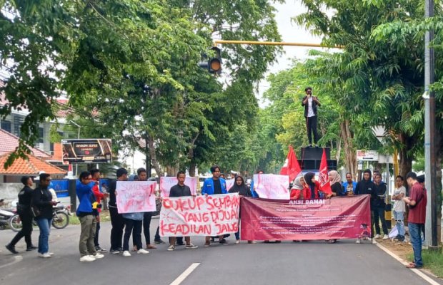 Foto: Puluhan aktivis GMNI dan PMII saat melakukan aksi demo