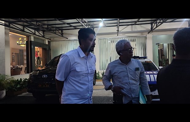 Foto: Menantu Try Sandi Apriana (TSA), saat keluar dari ruang penyidik Pidum Satreskrim Polres Jember 