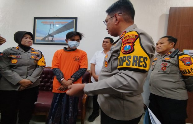 Foto: pelaku saat Mapolres Bangkalan
