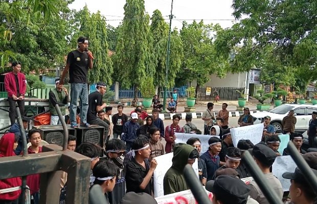 Foto: Aksi demontrasi Front Pejuang Keadilan ke kantor DPRD Sumenep