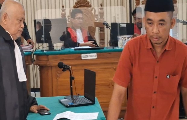 Foto: Terdakwa J, Kepsek pemerkosa siswi di Sumenep usai divonis penjara 17 tahun di PN Sumenep. 
