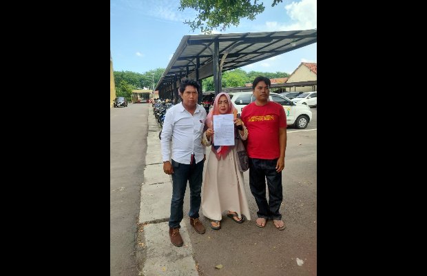 Foto: Merry Fariastutik Di dampingi Syaiful Bahri dari (LSM SIDIK) saat usai melaporkan kasusnya ke Polres Sumenep