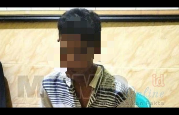 Foto: Tersangka berinisial H saat dimintai keterangan oleh penyidik Polres Sampang