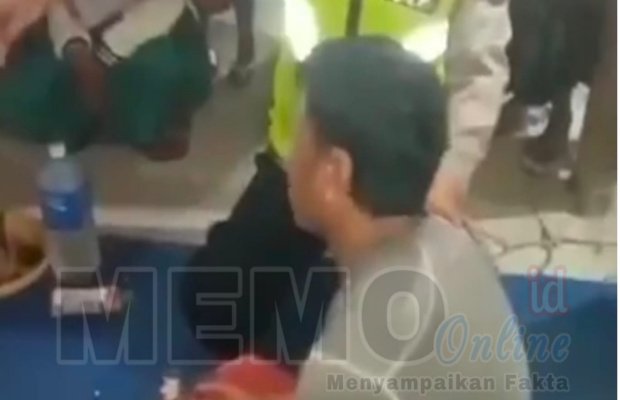 Foto: MB diborgol Polisi saat dikerumuni  warga setempat