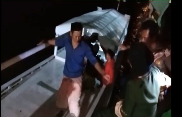 Foto: Perahu Siaga Pokmas Peduli Sosial saat tiba di pelabuhan Kalianget