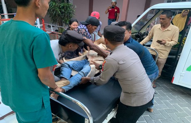 Foto: Korban pembacokan saat dievakuasi ke Puskesmas oleh keluarganya