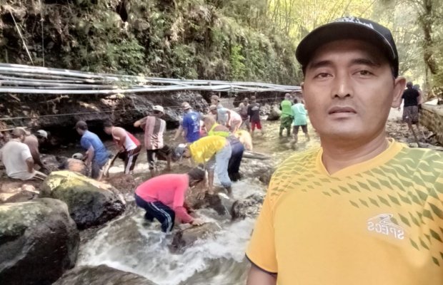 Foto: pemasangan pipa saluran air