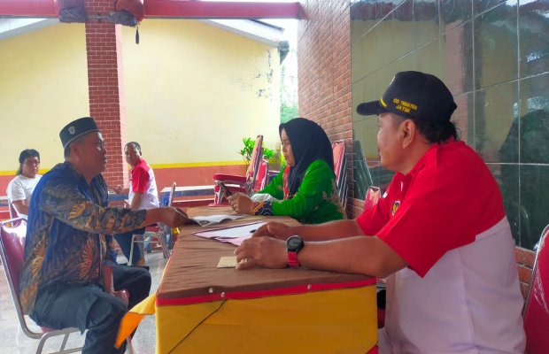 Foto: Wabup LIRA Kabupaten Lumajang, mengenakan kemeja warna merah putih