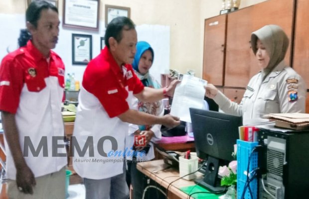 Foto: Wakil Bupati LSM LIRA DPD Kabupaten Lumajang serahkan lampiran surat ke Polres Lumajang, didampingi anggota