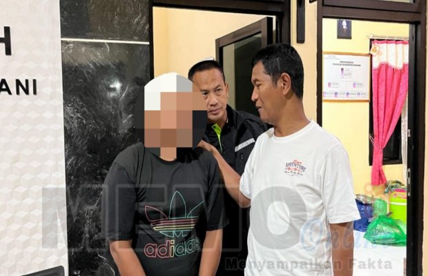 Foto: Tersangka IM diapit Kapolres Sampang AKBP Hartono di Polres Sampang