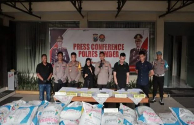 Foto:  Polres Jember ungkap pupuk subsidi dijual secara ilegal, dua pelaku di amankan 