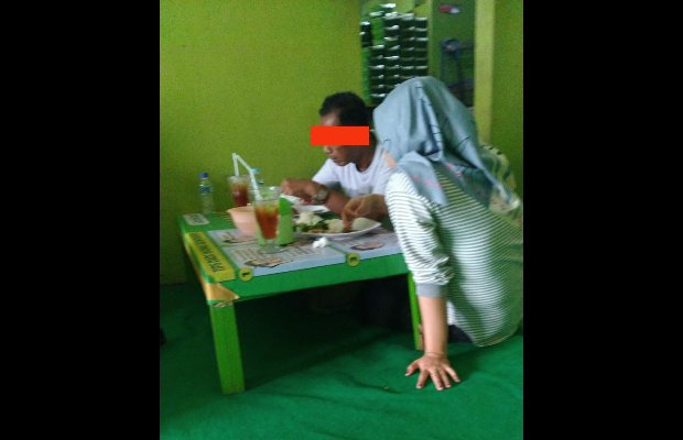 Foto: DT saat bersama MKT makan disebuah lesehan di Jember.