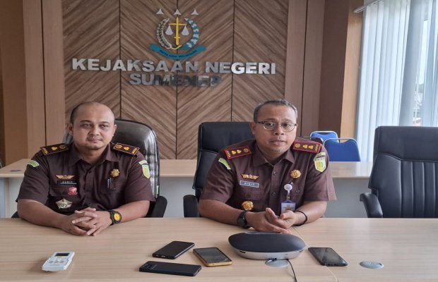 Foto: Kepala Kejari Sumenep, Sigit Waseso, SH. MH, didampingi Kasi Pidum Hanis Aristya Hernawan, SH. MH.