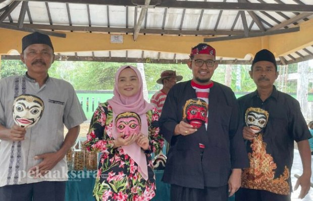 Foto: Bupati Sumenep, Achmad Fauzi Wongsojudo bersama Nia Kurnia saat membeli kerajinan tangan topeng dalang di Pantai Slopeng