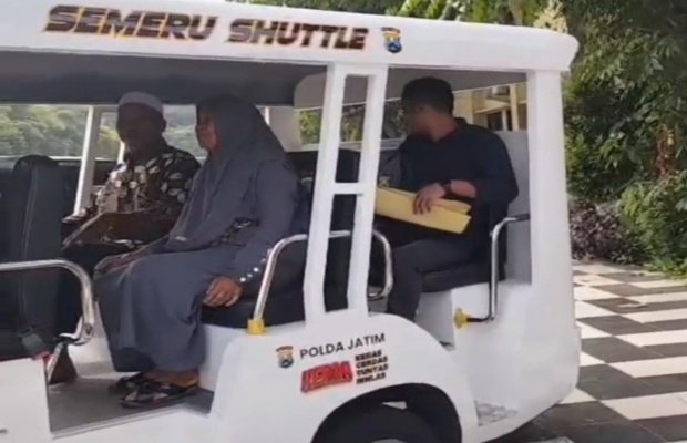 Foto: Saksi Warga saat akan menjalani pemeriksaan di Mapolda Jatim