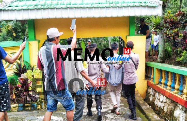 Foto: Inisial 'J' diapit petugas kepolisian