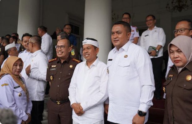Foto: Bupati Bogor Bersama Gubernur Jawa Barat Di tengah
