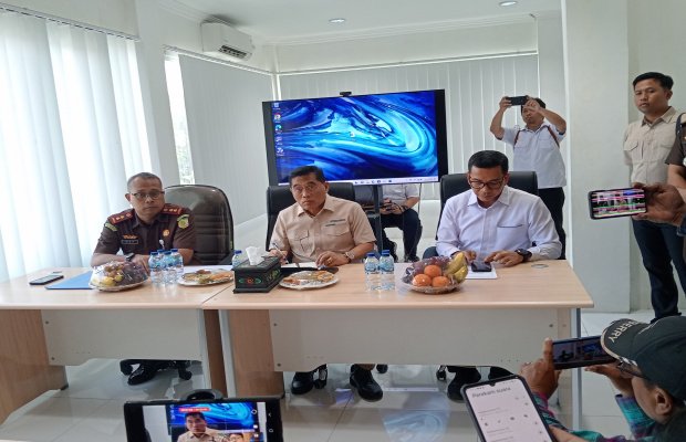 Foto: Irjen Kementerian PKP RI, Heri Jerman Bersama Tim saat  Melaporkan Dugaan Korupsi BSPS Sumenep ke Kejari