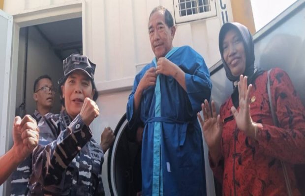 Foto: dr. Erliyati (kanan), saat mendampingi Wakil Bupati Sumenep KH. Imam Hasyim mencoba langsung terapi hiperbarik milik Lakesla TNI AL