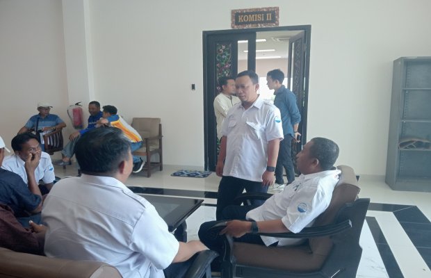 Foto: Puluhan Karyawan PT Sumekar Line saat Mengadu ke DPRD Sumenep