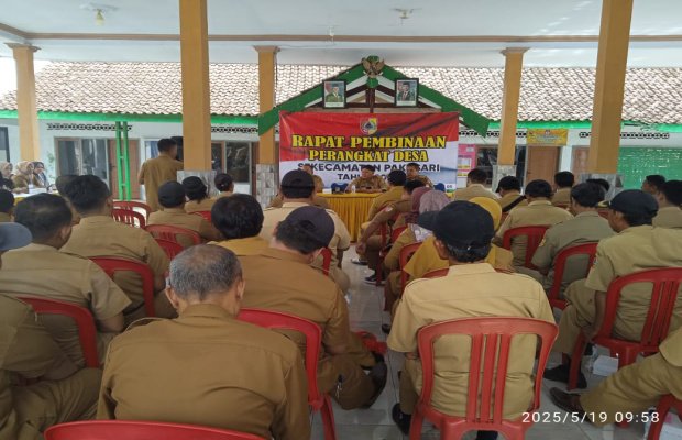 Foto: Rapat pembinaan perangkat desa desa se-kecamatan Pakusari.