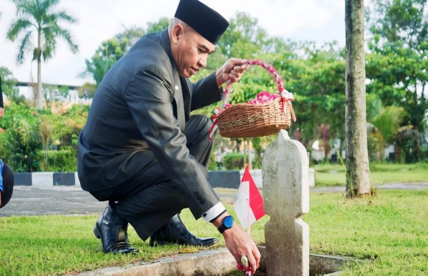 Foto: Sekda Kabupaten Lumajang, melakukan tabur bunga di Taman Makam Pahlawan. (tim/kom)