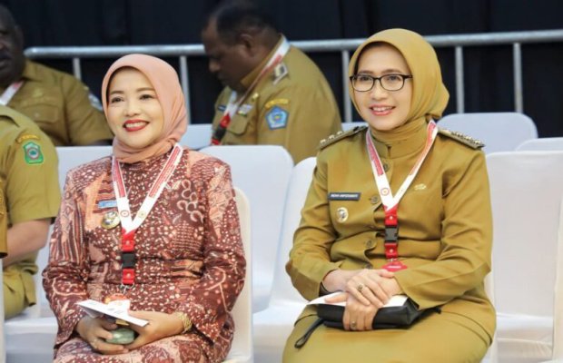 Foto: Bupati Lumajang Indah Amperawati//Bunda Indah (kanan) - (tim/kom)