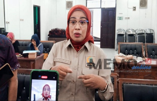 Foto : Ketua DPRD Kabupaten Lumajang Hj. Oktaviani, saat menyampaikan statement pada media ini.