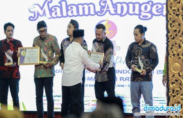 Foto: Perwakilan BPRS Bhakti Sumekar saat menerima Penghargaan SMSI Award 2025