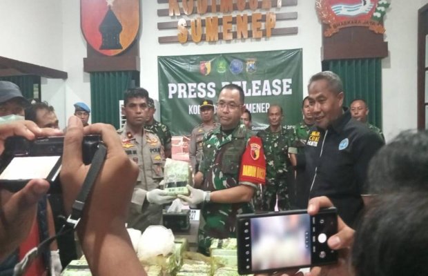 Foto: Penyerahan 35 kg. BB sabu yang ditemukan nelayan di Perairan Masalembu