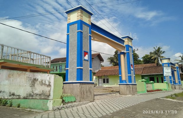 Foto: Proyek Gapura Desa Slateng