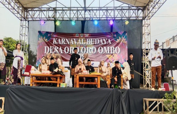 Foto: Kepala Desa Oro - Oro Ombo saat menyambut para kontingen