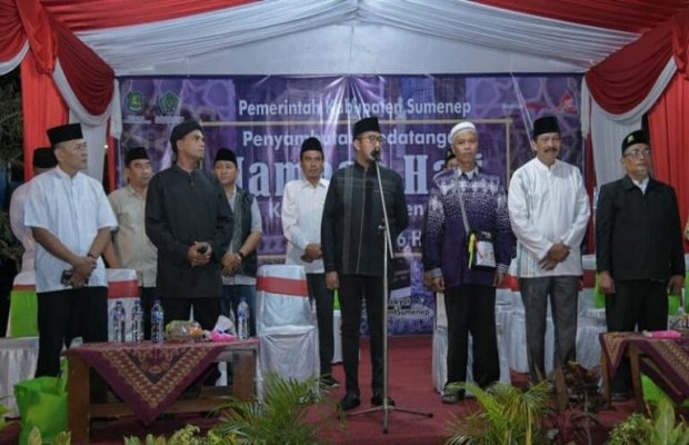 Foto: Bupati Sumenep Achmad Fauzi Wongsojudo menyambut kepulangan jemaah haji di GOR A Yani.