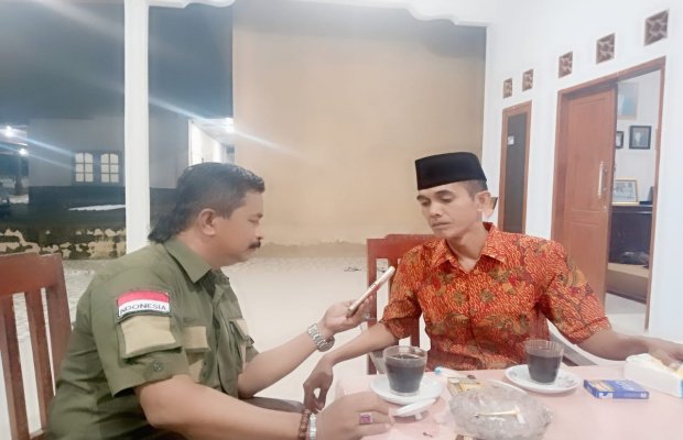 Foto: Kepala Desa Lebeng Timur Abpaisol saat dikonfirmasi awak media di kediamannya 