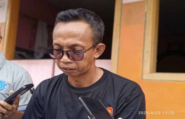 Foto: Abdurahman, Kades Sucopangepok saat dikonfirmasi media dirumahnya.