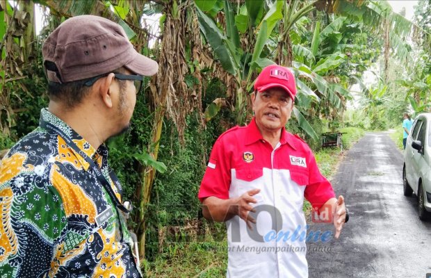 Foto: Wabup Lira Lumajang saat dilokasi proyek bersama Kabid Bida Desa DPMD Lumajang
