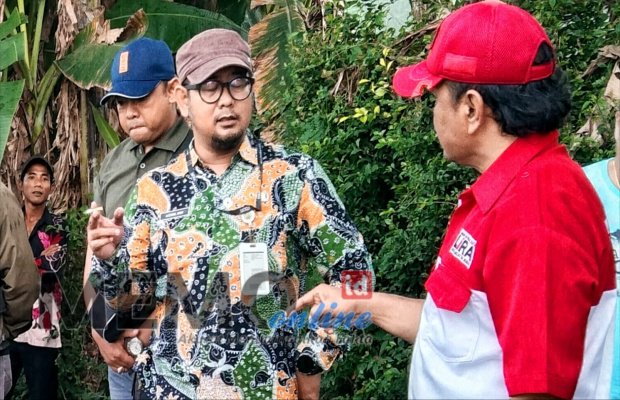 Foto: Wabup Lira Lumajang saat dilokasi proyek bersama Kabid Bida Desa DPMD Lumajang