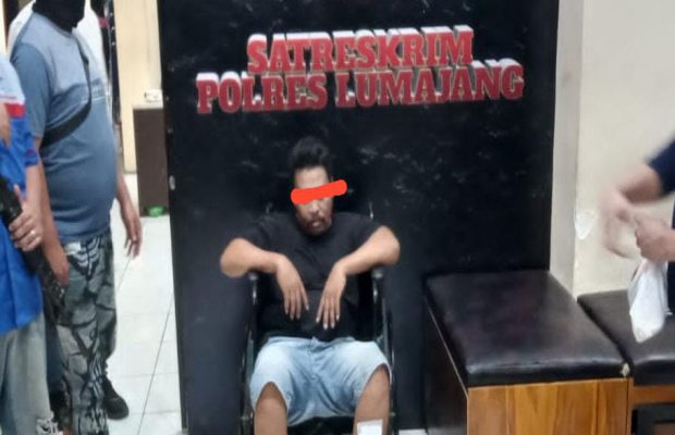 Foto: Inisial 'B' duduk di kursi roda