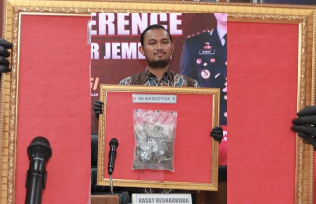Foto: Satreskoba Jember tunjukan barang bukti