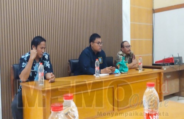 Foto: Muhammad Zainal Muttaqin (tengah) PPK PU Bina Marga Provinsi Jatim wilayah Sampang didampingi stafnya