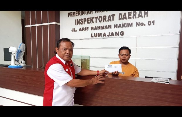 Foto: Dendik Zeldianto Wakil Bupati LSM Lira Lumajang, menyerahkan surat Dumas ke Inspektorat Lumajang